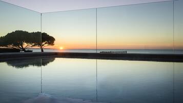 Innenpool, geöffnet von 08:30 Uhr bis 21:00 Uhr, Liegestühle