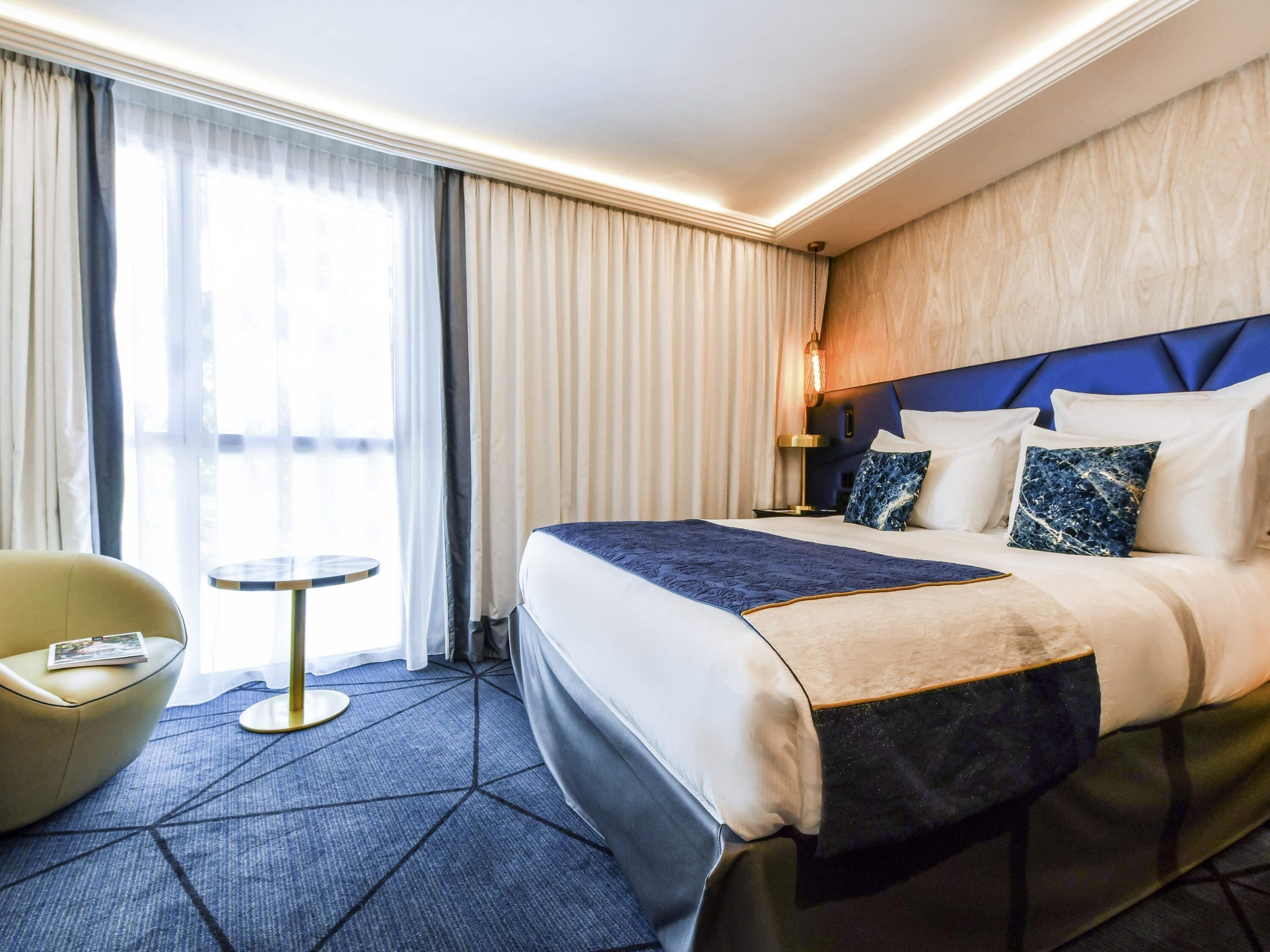Chambre Deluxe, 1 très grand lit, balcon | Literie de qualité, couette en duvet, lit avec matelas à plateau-coussin