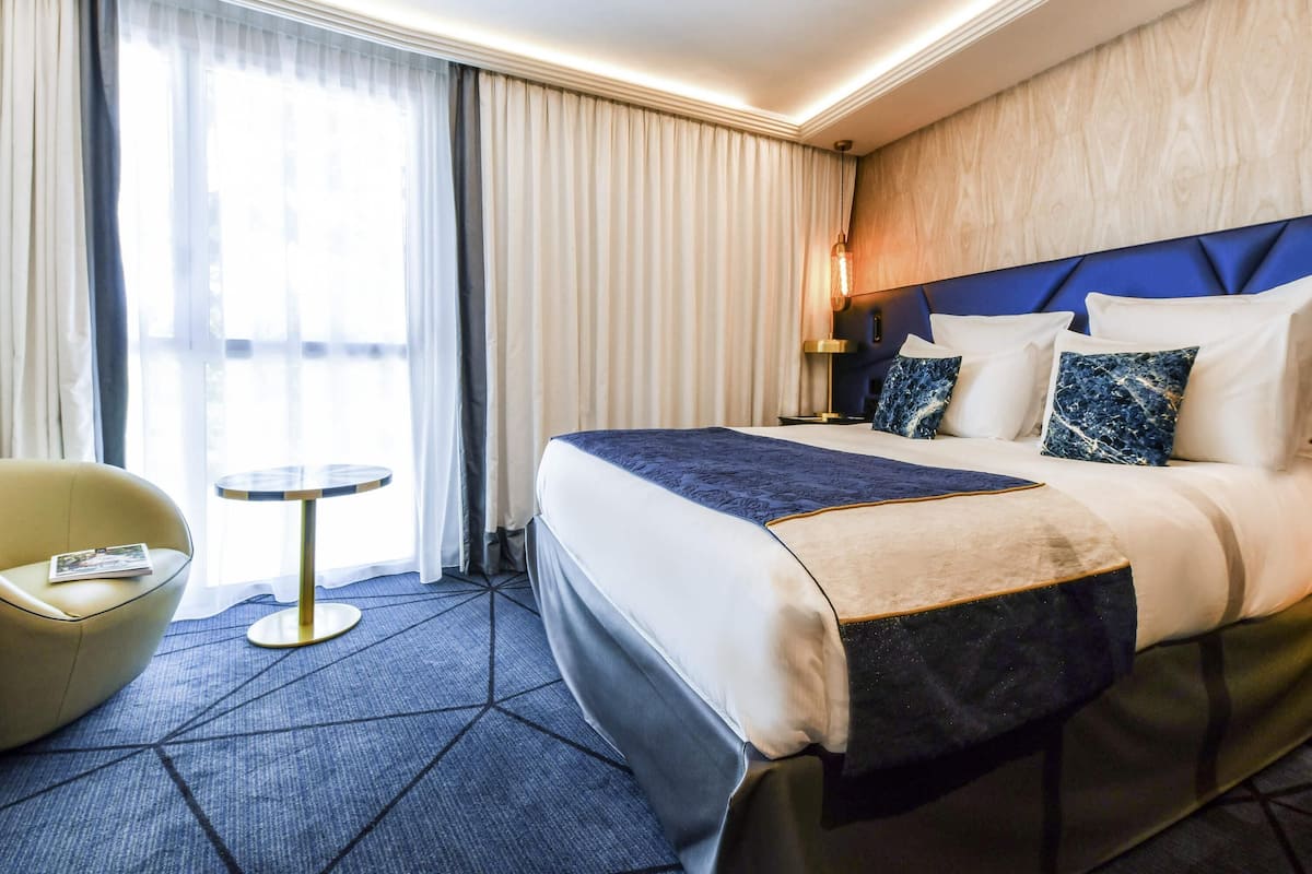 Chambre Deluxe, 1 trÚs grand lit, balcon | Literie de qualité, couette en duvet, lit avec matelas à plateau-coussin