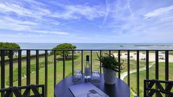 Deluxe kamer, 1 kingsize bed, terras, uitzicht op zee | Luxe beddengoed, donsdekens, pillowtop-bedden, een minibar