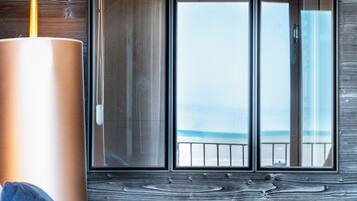 Deluxe-værelse - 2 enkeltsenge - terrasse | Premium-sengetøj, dundyner, senge med topmadrasser, minibar