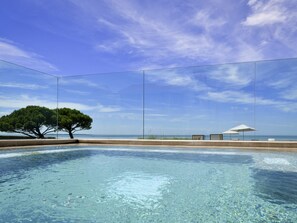 Piscine couverte, accès possible de 08 h 30 à 21 h 00, chaises longues 