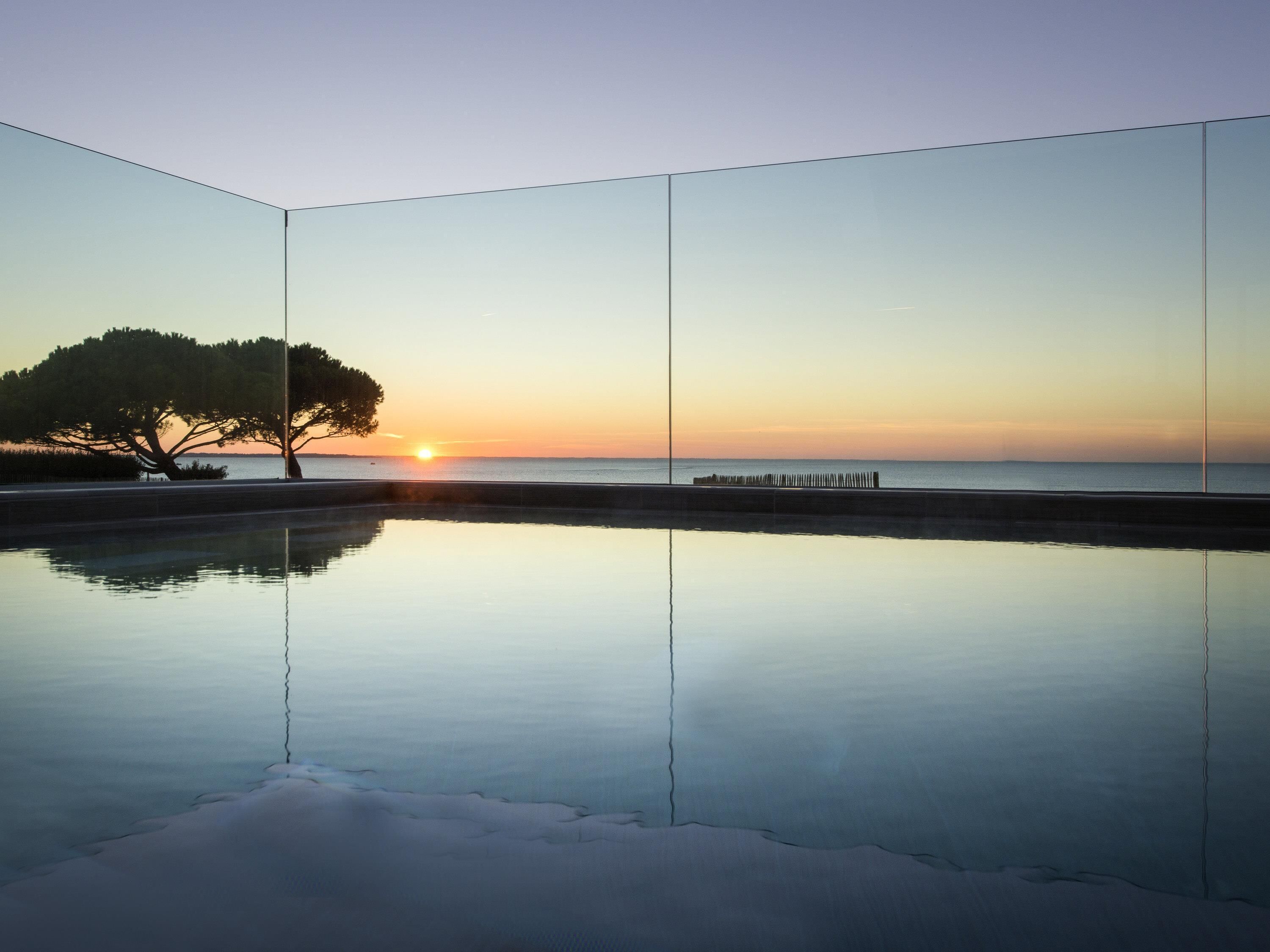 Una piscina techada, sillones reclinables de piscina