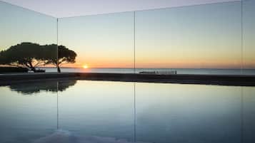 Una piscina techada, sillones reclinables de piscina
