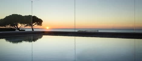 Una piscina techada, sillones reclinables de piscina