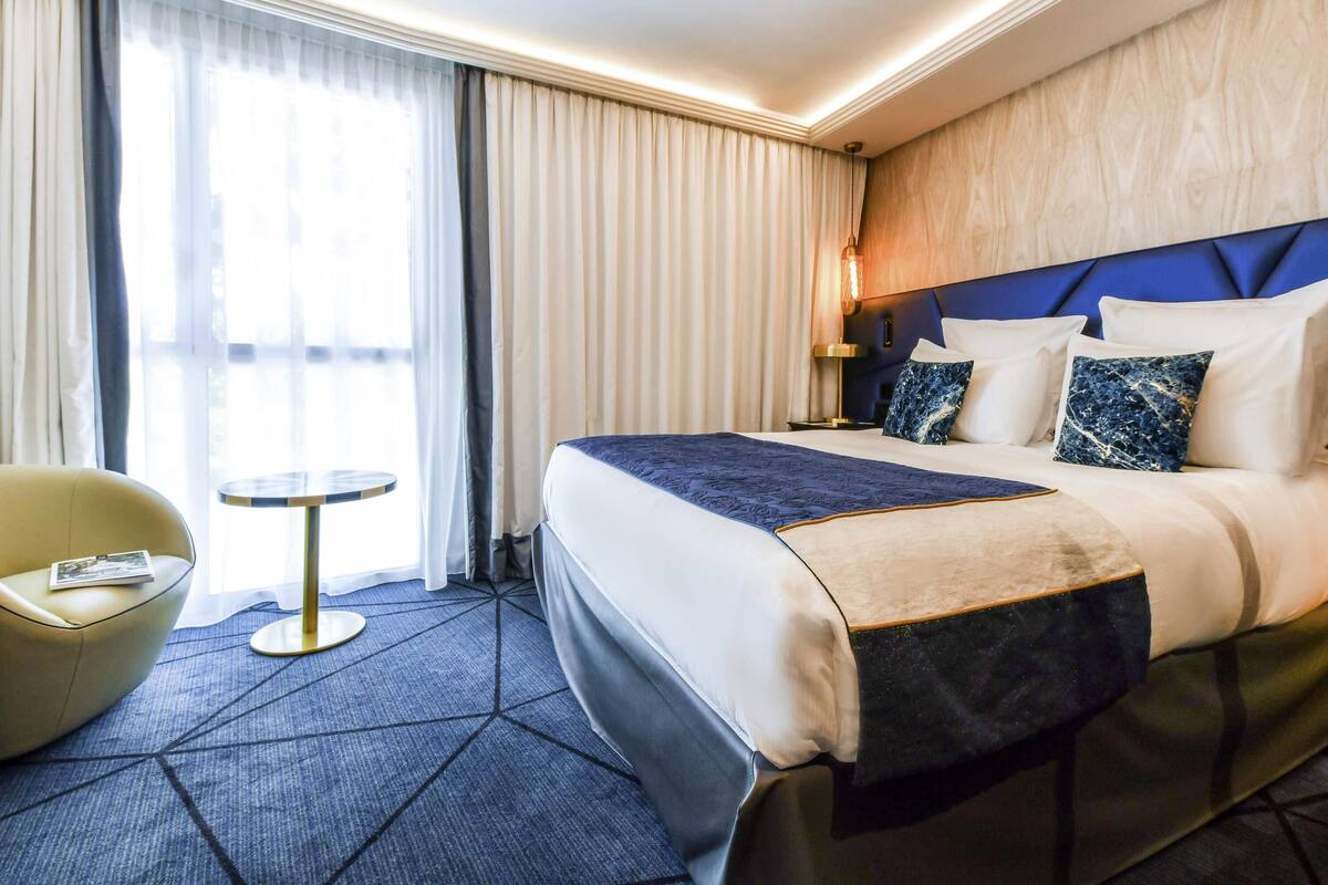 Deluxe Room, Inland View, 1 King-Size Bed, Balcony | Premium bedding, down comforters, pillowtop beds, minibar