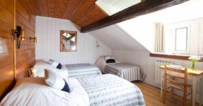 Dreibettzimmer | Schreibtisch, Verdunkelungsvorhänge, kostenloses WLAN, Bettwäsche