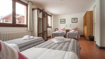 Quadruple Room | Desk, blackout drapes, free WiFi, bed sheets