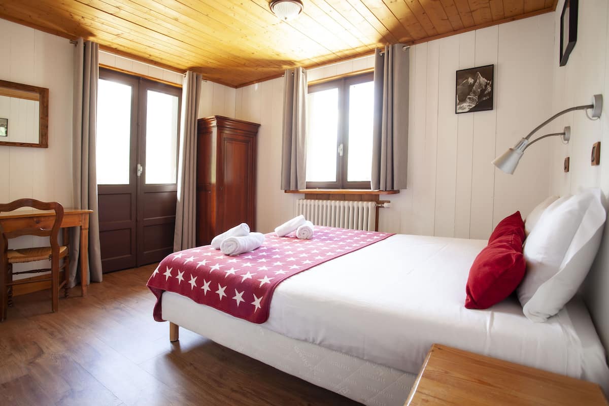 Habitación doble superior | Escritorio, cortinas blackout, wifi gratis y ropa de cama