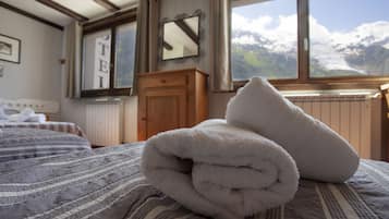 Triple Room | Desk, blackout drapes, free WiFi, bed sheets