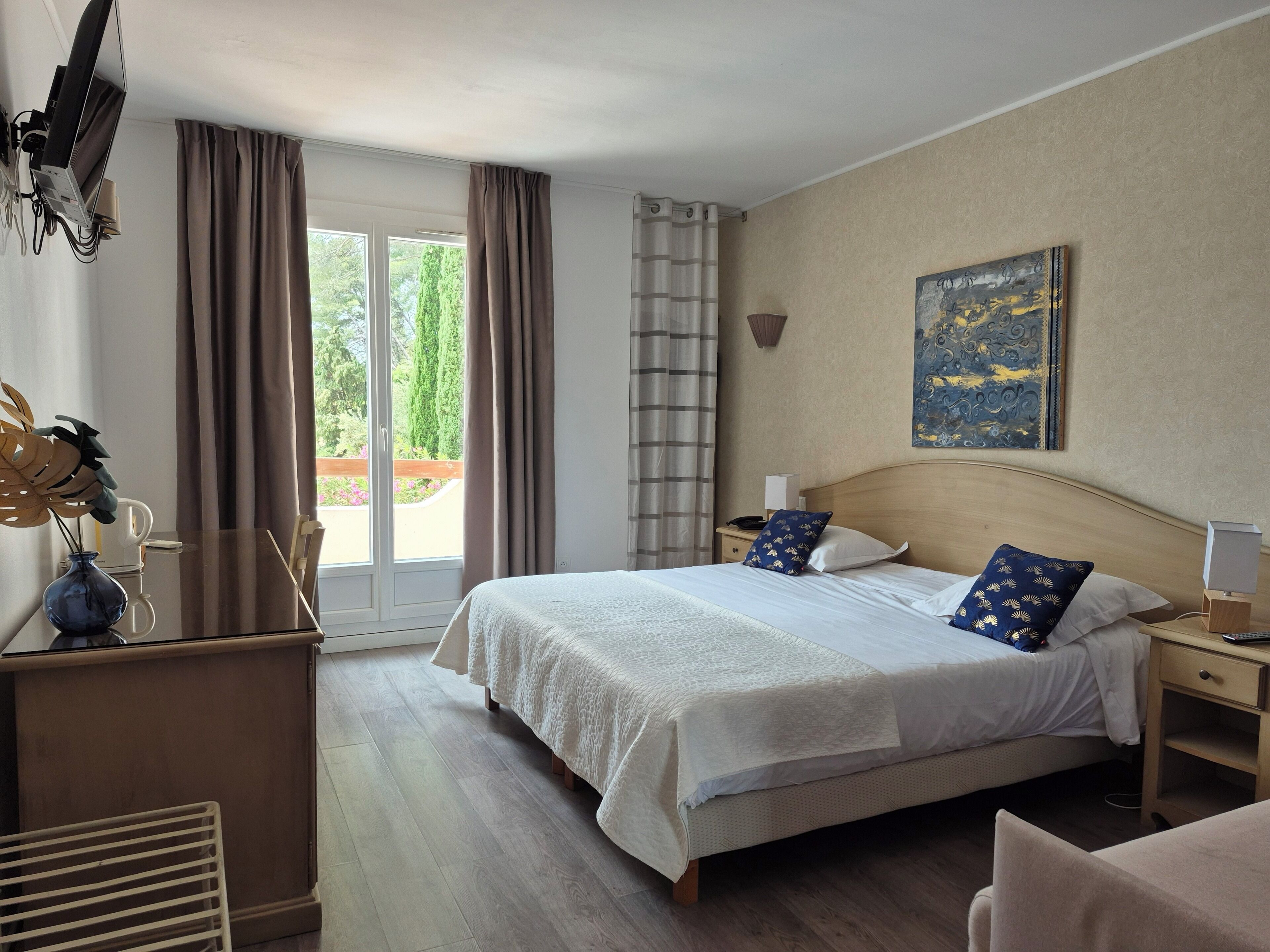 Minibar, két bảo mật tại phòng, trang trí khác biệt, bàn 