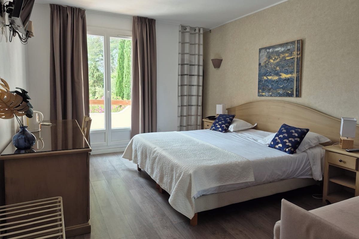 Minibar, in-room safe, individually decorated, desk