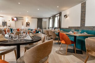 供应午餐和晚餐，国际美食，室外就餐