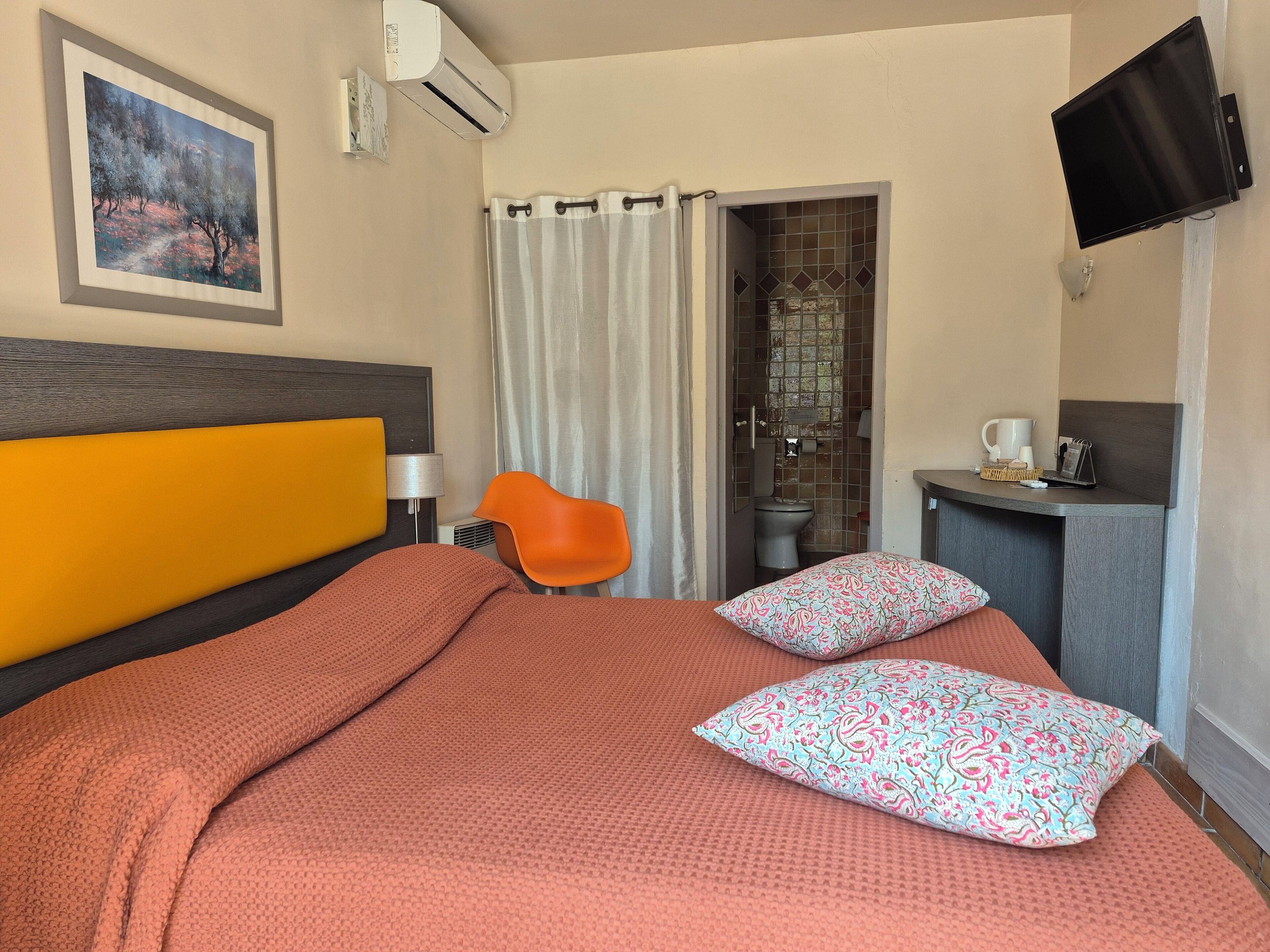 Minibar, caja de seguridad en la habitación y decoración personalizada 