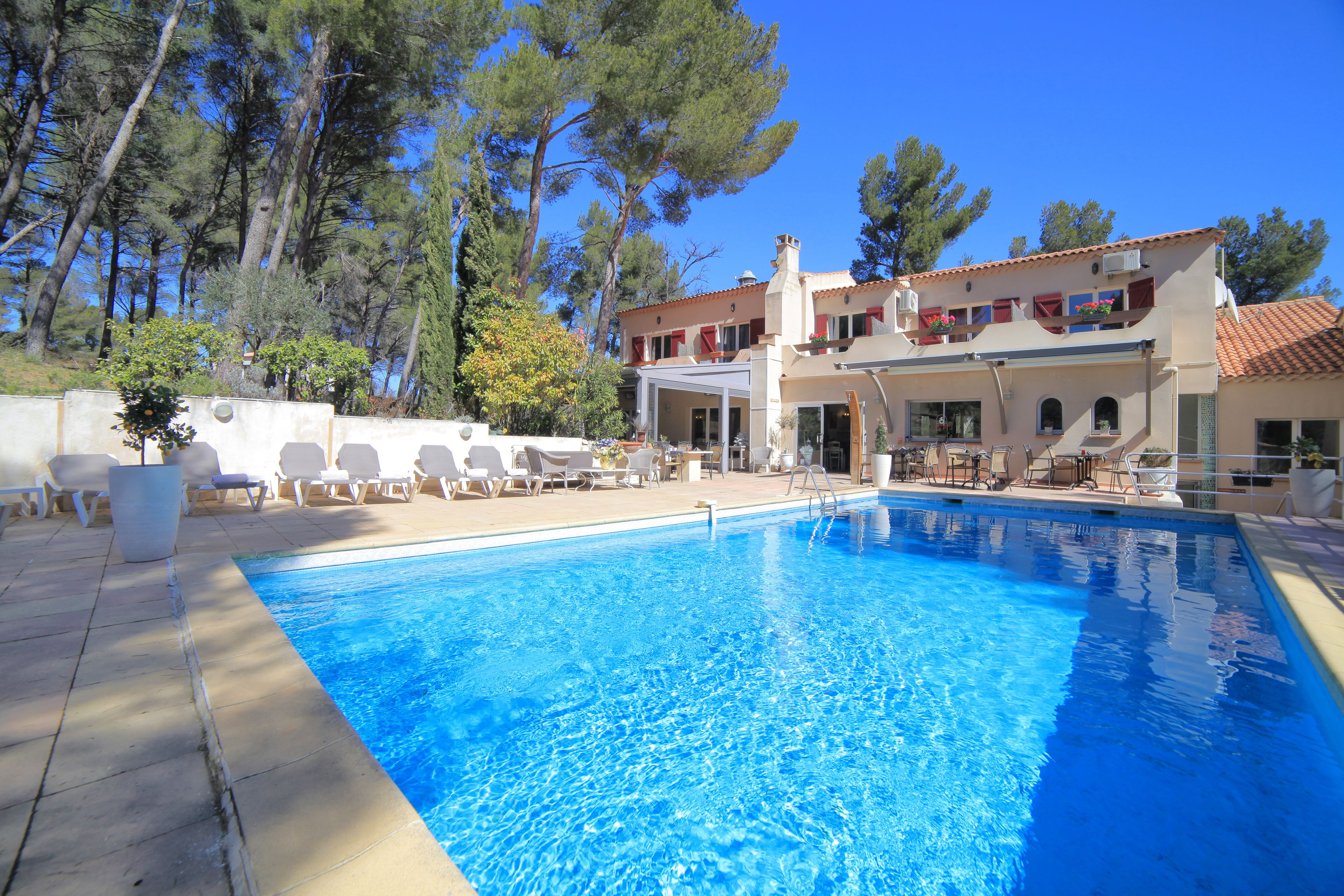 Piscine extérieure (ouverte en saison), chaises longues