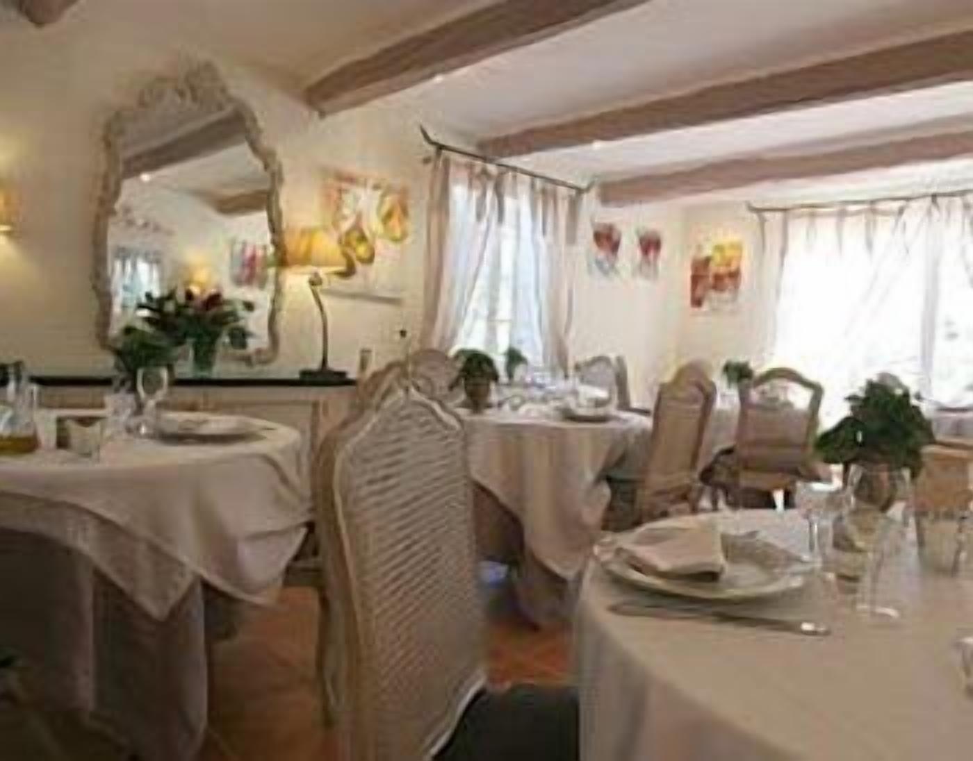 Phục vụ bữa tối 