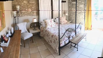 Frigobar, cofres nos quartos, quartos à prova de som