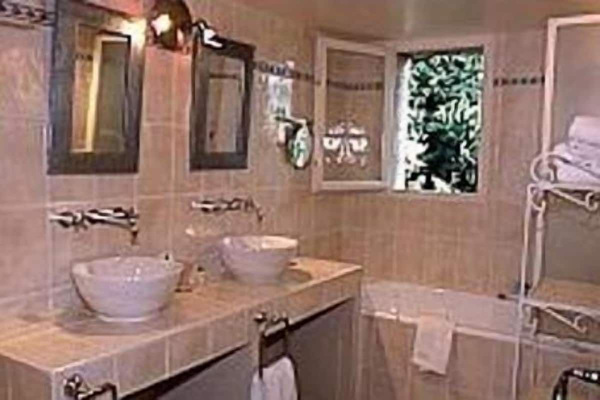 suite | bathroom | combined shower/bathtub, hair dryer, bathrobes, towels
