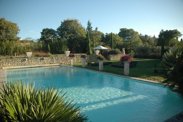 2 piscine all'aperto, ombrelloni da piscina, lettini