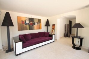 50-cm TV with cable channels - Le Mas des Carassins (St.-Rémy-de-Provence)
