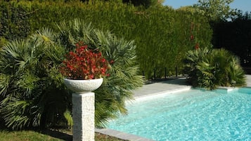 2 piscines extérieures, parasols de plage, chaises longues