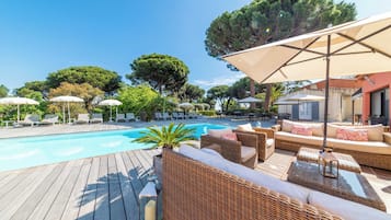 Piscine extérieure (ouverte en saison), chaises longues