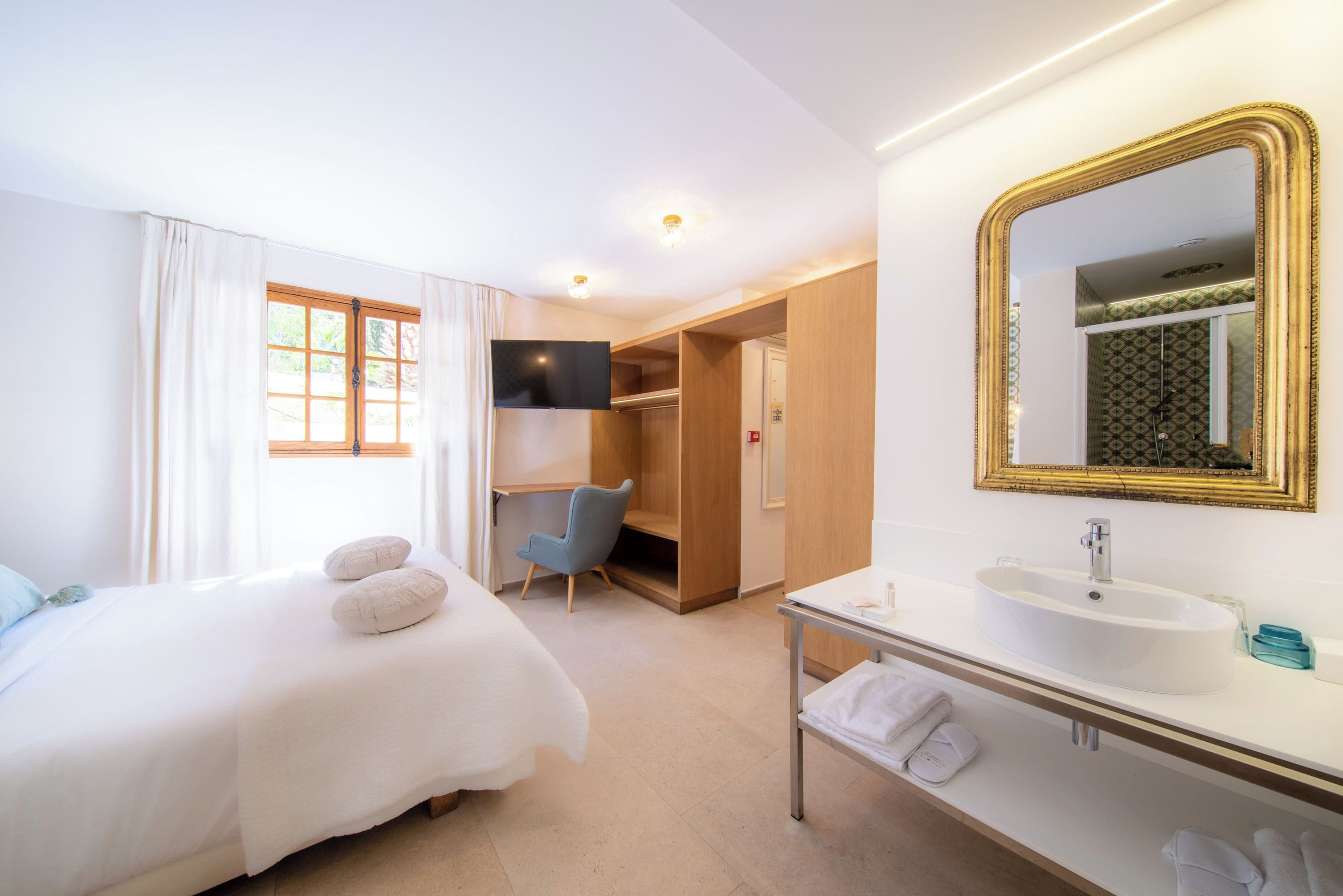 comfort double room | 1 bedroom, minibar, in-room safe, individually decorated