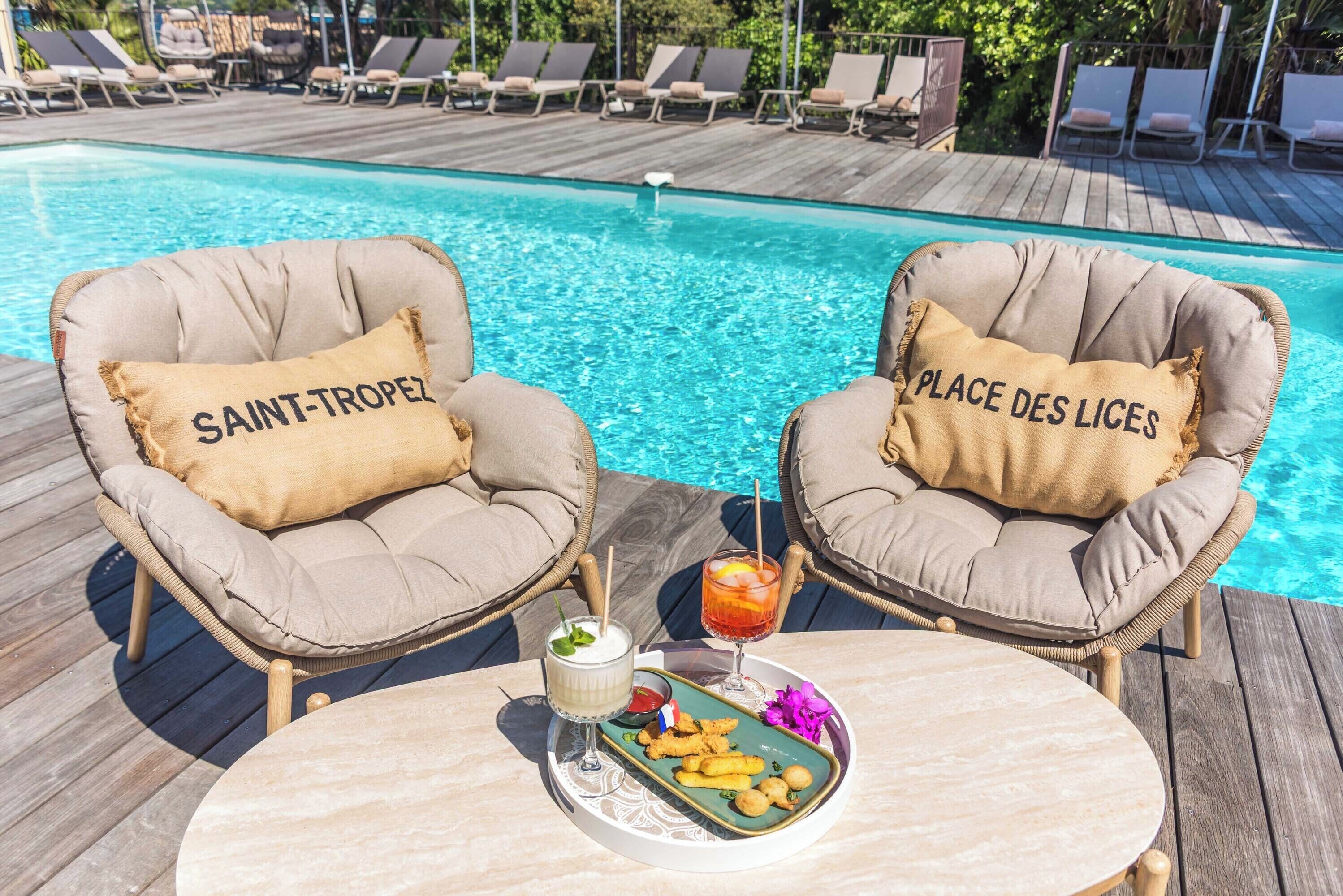 Poolside bar