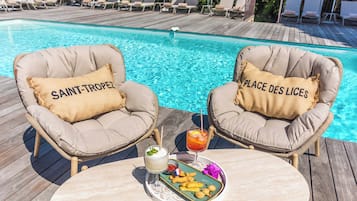 Poolside bar