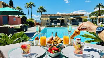 Colazione a buffet, servita tutte le mattine (19 EUR a persona)