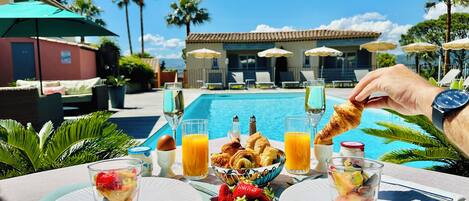 Dagelijks ontbijtbuffet (EUR 19 per persoon)