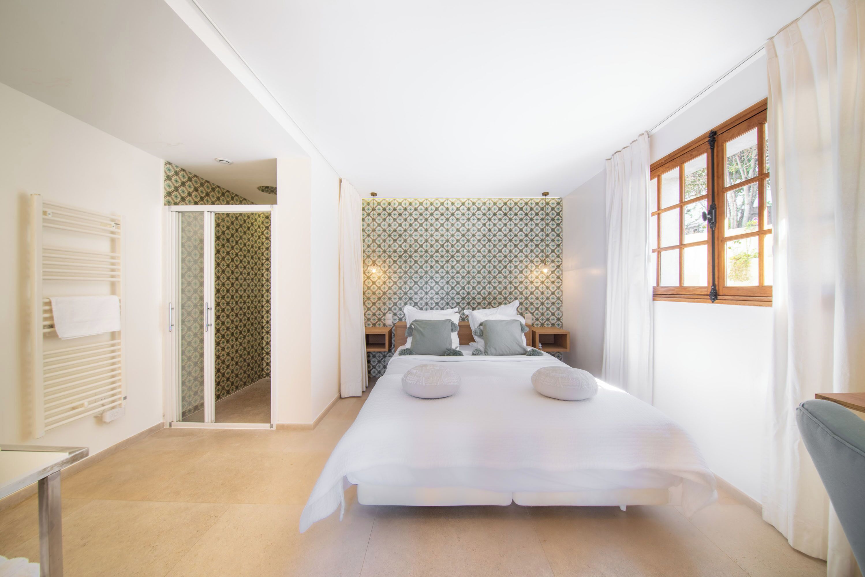 comfort double room | 1 bedroom, minibar, in-room safe, individually decorated