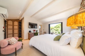 Minibar, in-room safe, individually decorated, desk - Hôtel Les Capucines - Saint Tropez (Gassin)