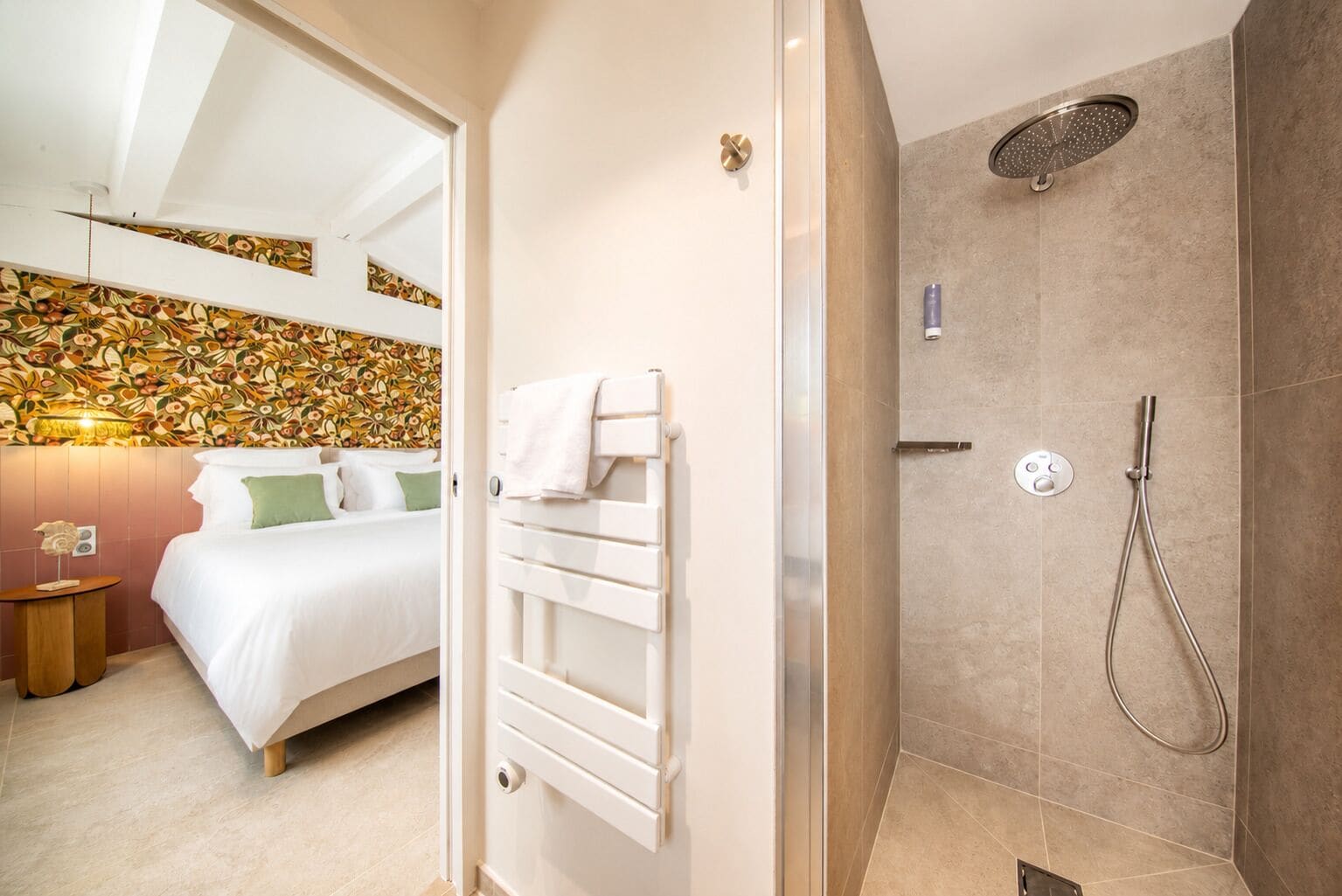 Comfort Double Room | Bathroom | Shower, rainfall showerhead, hair dryer, towels