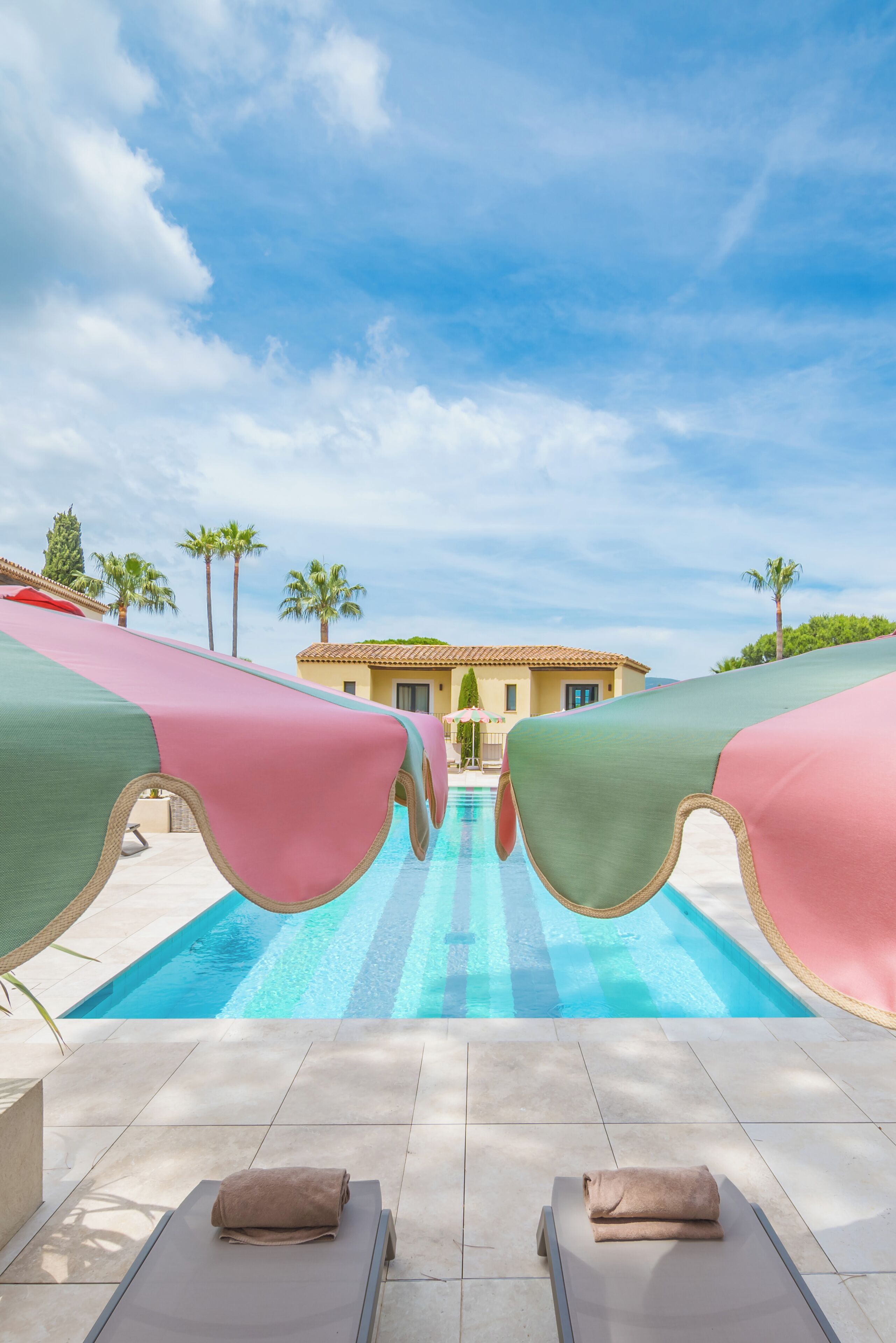 Piscine extérieure (ouverte en saison), parasols de plage