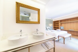 Minibar, caja de seguridad en la habitación y decoración personalizada 