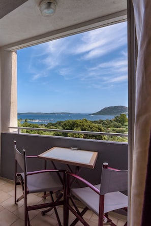 Triple Room, Balcony | In-room safe, soundproofing, cots/infant beds, rollaway beds
