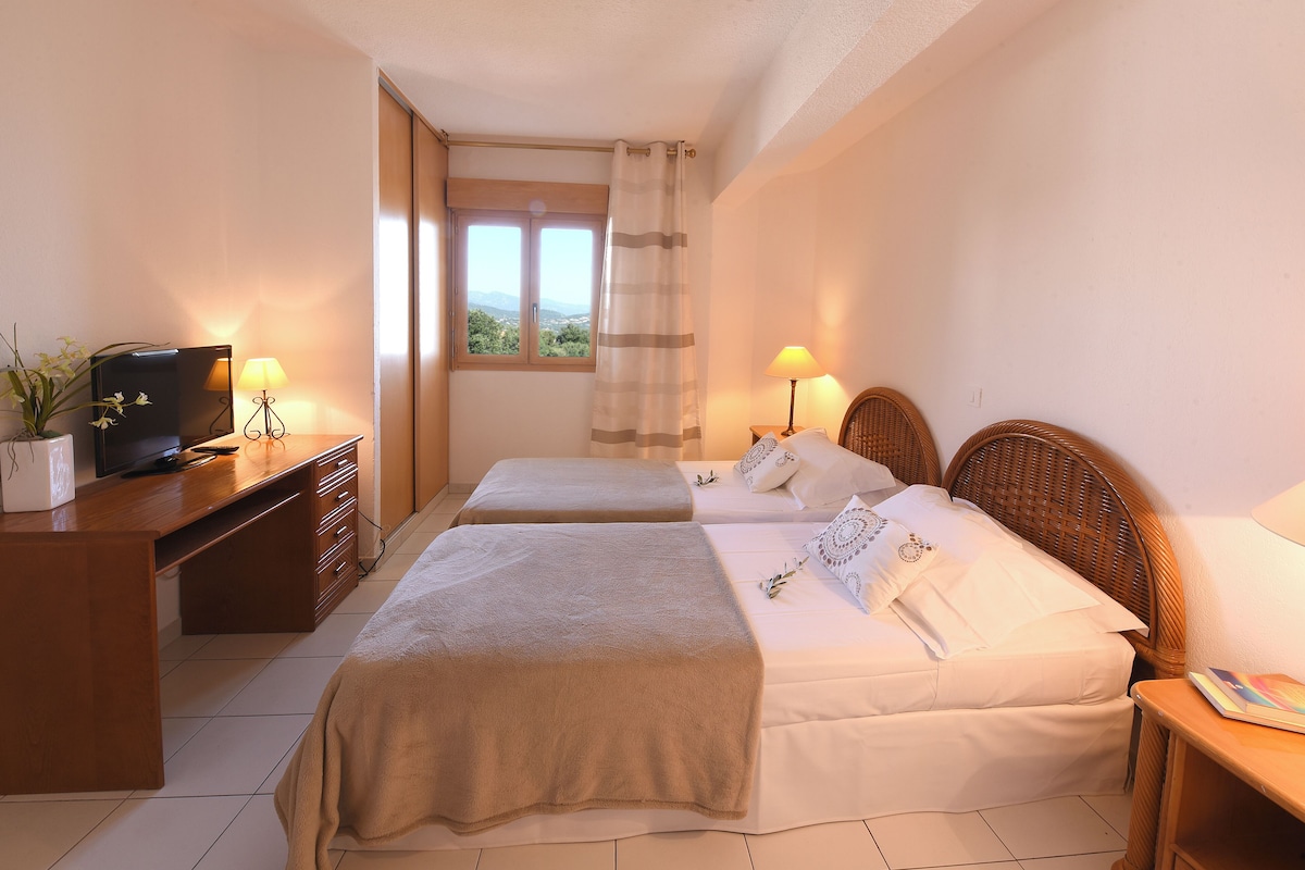In-room safe, soundproofing, cots/infant beds, rollaway beds