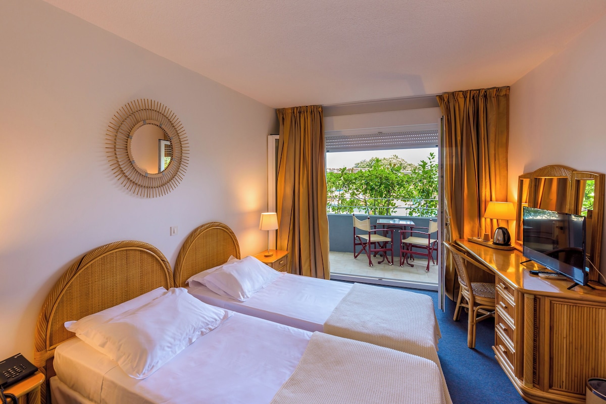 In-room safe, soundproofing, cots/infant beds, rollaway beds