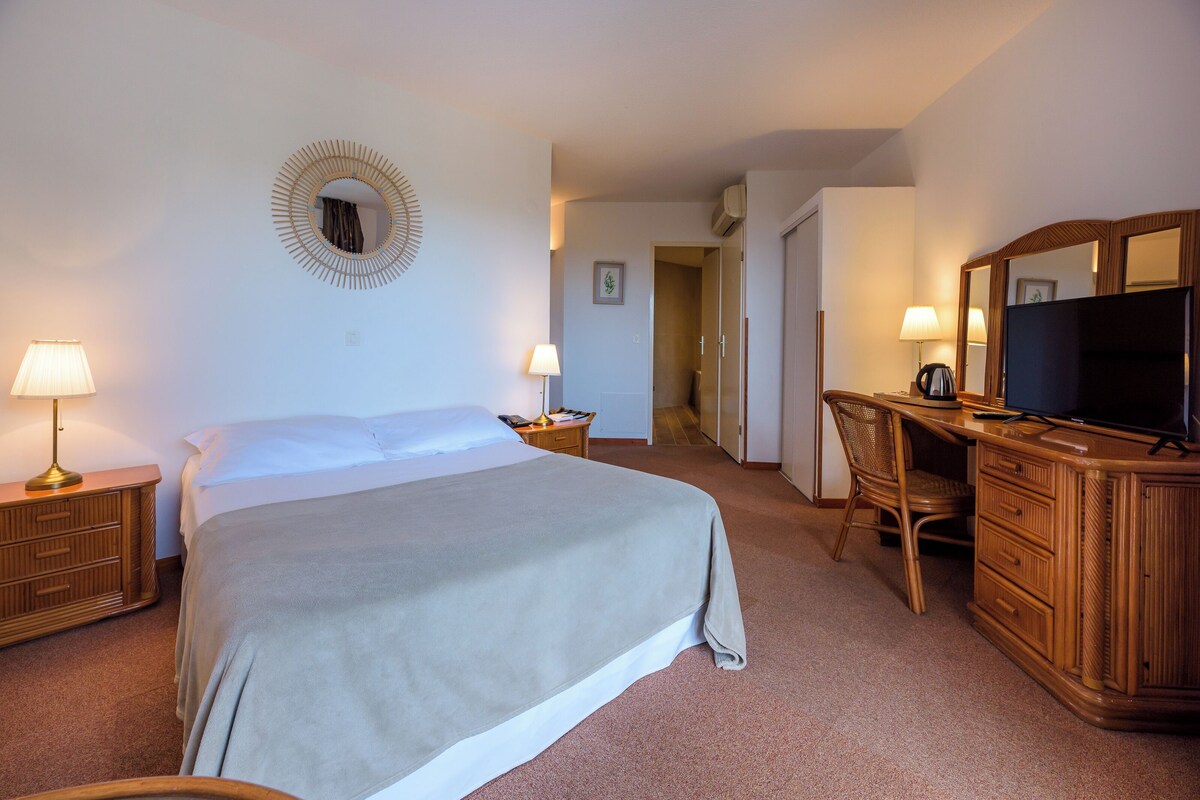In-room safe, soundproofing, cots/infant beds, rollaway beds