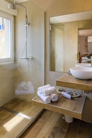 Junior Suite | Bilik Mandi | Gabungan pancuran/tab mandi, pengering rambut, bidet, tuala disediakan 