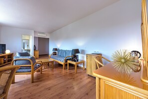 Junior Suite | In-room safe, soundproofing, cribs/infant beds, rollaway beds