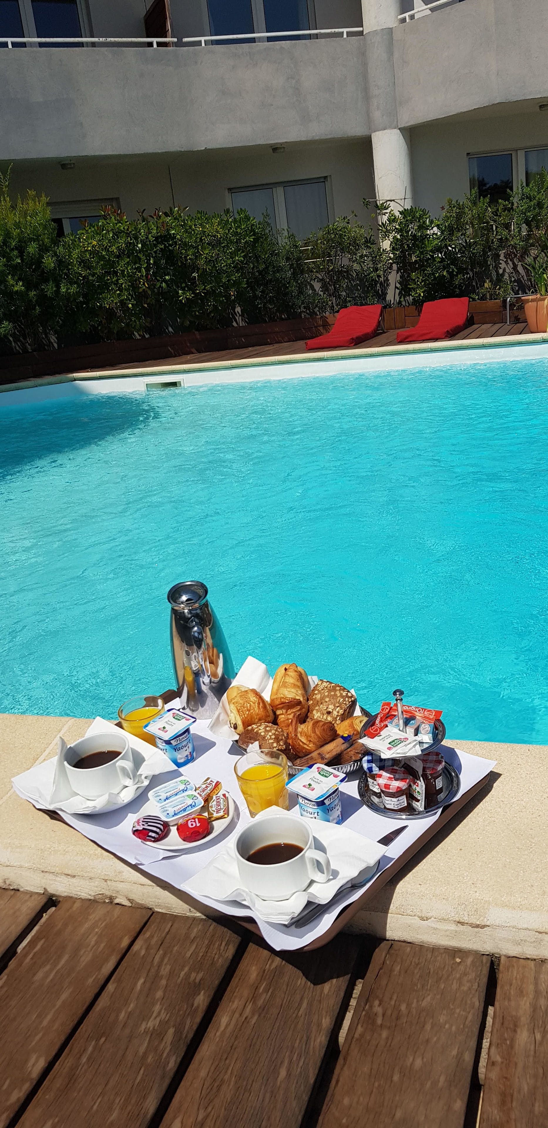 بوفيه  فطور يوميًا بتكلفة قدرها (15 EUR للشخص)