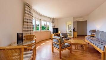 Junior Suite | In-room safe, soundproofing, cribs/infant beds, rollaway beds