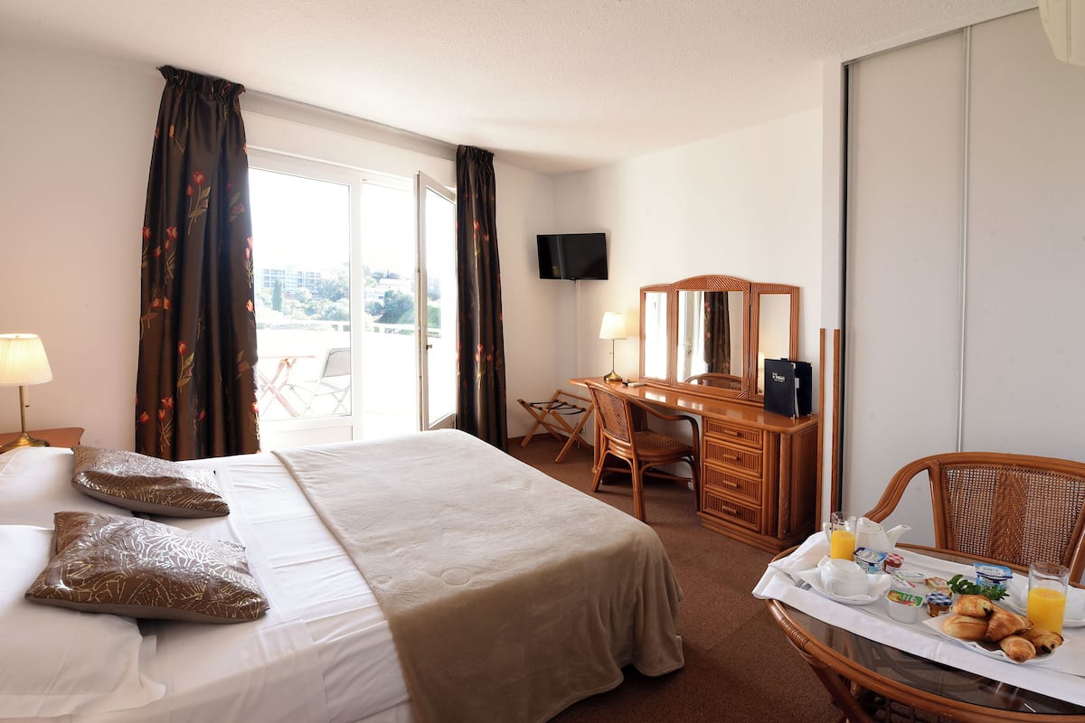 In-room safe, soundproofing, cribs (surcharge)