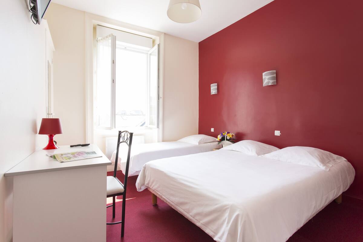 Triple Room | In-room safe, desk, free cots/infant beds, rollaway beds