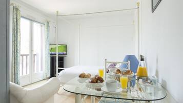 Estudio | Caja de seguridad en la habitación, escritorio y cunas gratuitas