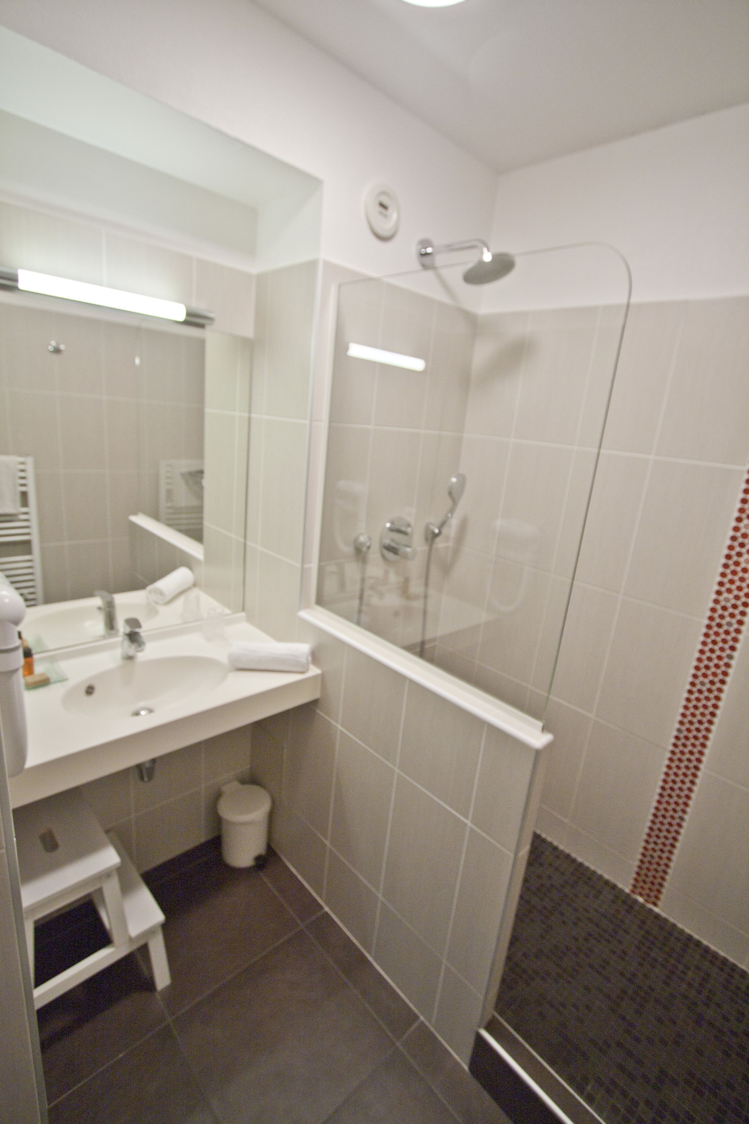 standard double or twin room | bathroom | shower, towels