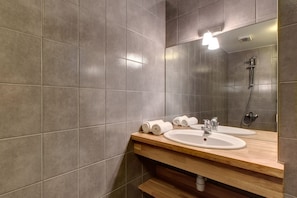 Shower, towels - Domaine Des Ormes (Epiniac)