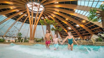 Een binnenzwembad, 3 buitenzwembaden, gratis zwembadcabana's
